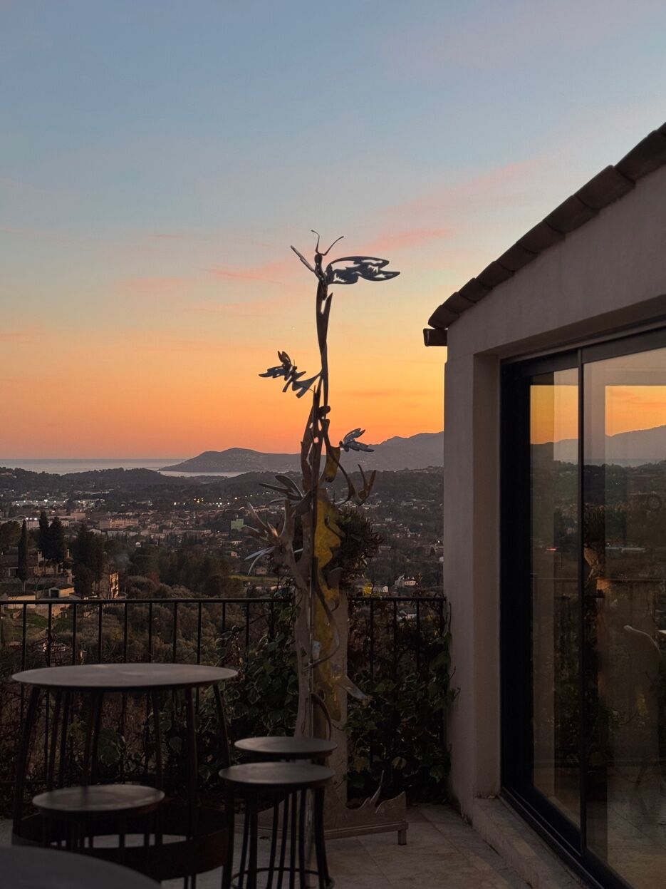 Coucher de soleil sur la terrasse de Lougolin, vue sur l'Estérel et la mer